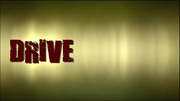 Coño a través de la ventanilla del coche, jovencita rubia linda en una orgía gang bang pública