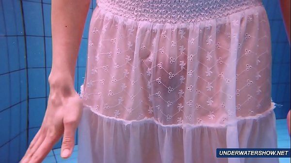 Incredibile spettacolo subacqueo peloso di Marketa