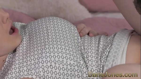 DaneJones Splendide adolescenti brune scopano con un uomo più anziano