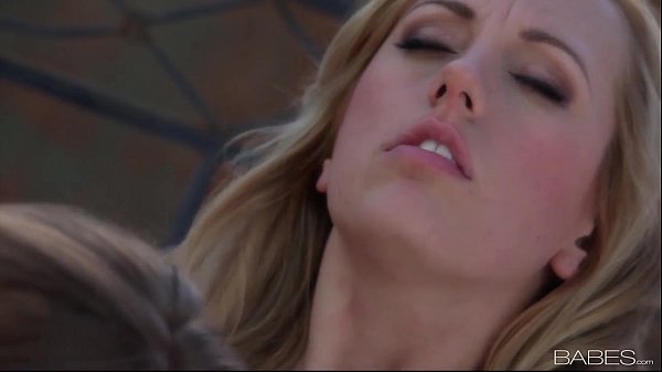 Beautiful Teen performs lesbian