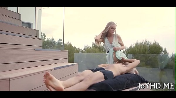 Jeune chatte fendue par une grosse baguette