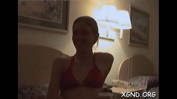 Ragazza con la figa bagnata grondante cavalca un cazzo duro senza sosta