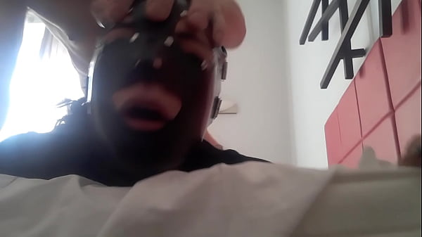 Laura alle calcagna in una scena di gola profonda e ndash_ succhia il mio cazzo, troia sporca