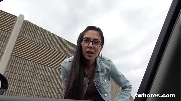 Dünne Straßenhure wird in Luxusauto hart gebumst