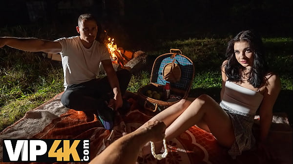 CACCIA4K. Una mora sexy e magra non si preoccupa del suo fidanzato e sta facendo un pompino sciatto a uno sconosciuto