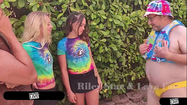 Wunderschöne junge Mädchen ziehen sich aus