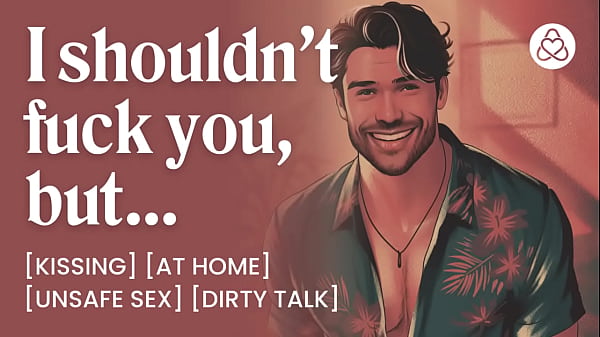 Una giovane ragazza sexy si spoglia