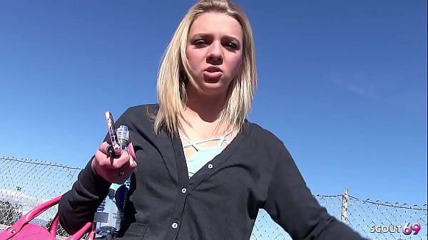 Blonder Teenager hat Spaß – umwerfend