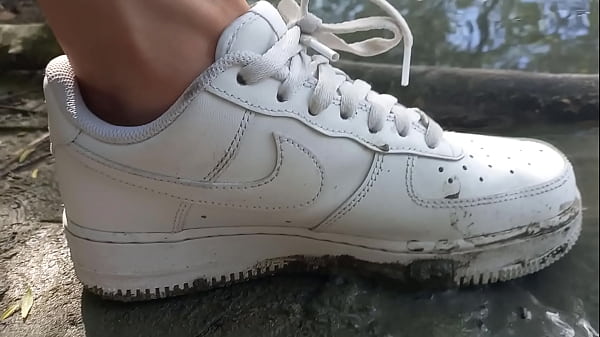Jon Arteen juega en el barro con sus nuevas zapatillas Nike Air Force One AF1 sin calcetines. Chico fetiche de pies vídeo porno gay