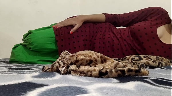 Saarabhabhi6 Der Liebhaber des Nachbarn genießt echtes Hindi-Gespräch (Rollenspiel). Sexy Desi-Mädchen genießt es mit dem Nachbarn