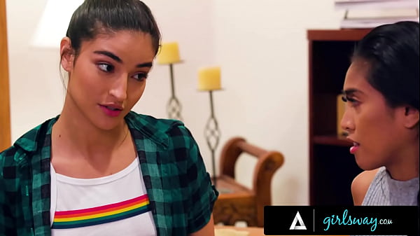गर्ल्सवे - कॉलेज बीएफएफ एमिली विलिस और एंबर स्नो ने ग्रेजुएशन से पहले अपना अभिशाप तोड़ने के लिए कड़ी चुदाई की