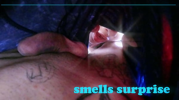 Der Nachbar überrascht mich und riecht an meinem dreckigen Schwanz