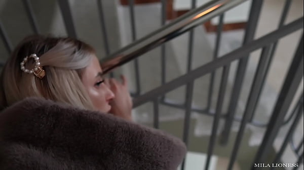 सार्वजनिक स्थान पर अनियोजित सेक्स. मैंने उसे दालान में सेक्स करने के लिए मना लिया, हम लगभग पकड़े ही गए!