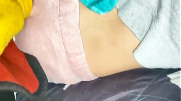 Comparto la cama con mi vecina y le meto toda la verga a media noche