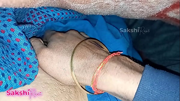 Desi hijastro se folló a su madrastra en la noche en el dormitorio