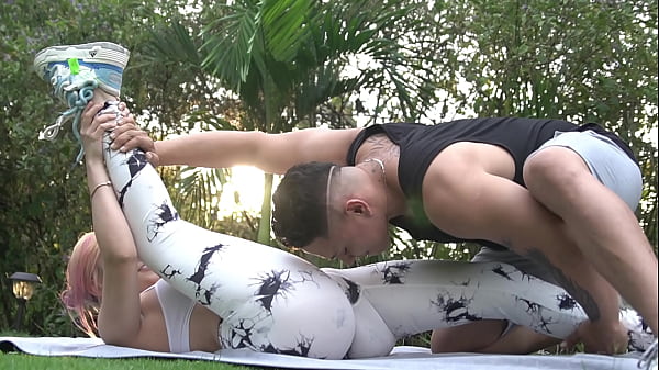 L'allenatore scopa una bionda sexy durante una sessione di yoga