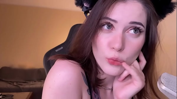 La sexy teenager bisessuale si diverte