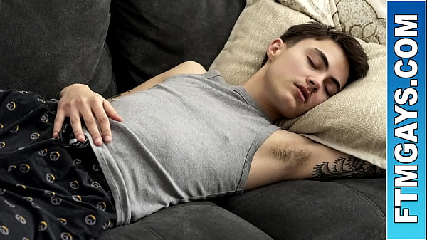 哎呀，我操了我的 FTM 男孩！上帝保佑狄龙·斯通！他不仅因为操继子乔伊·迈克尔斯而犯了罪，而且他的妻子也即将提出离婚！