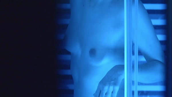 Sinnliches junges Mädchen hat Spaß