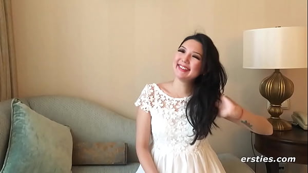 Ameliya fingert ihre rasierte Muschi