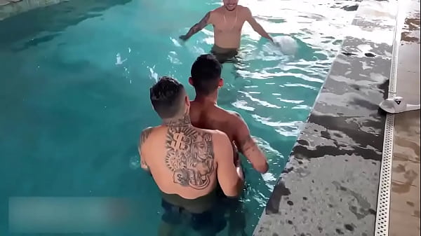 Erick Diaz e Bruno Hot Met Neighbor At The Pool hanno finito per fare una DP