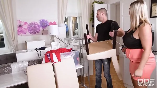 Emily willis e bryan gozzling [duro e giovane / colletto, sborrata in bocca, anilingus, rasato, gonna, dito, pipì, dee