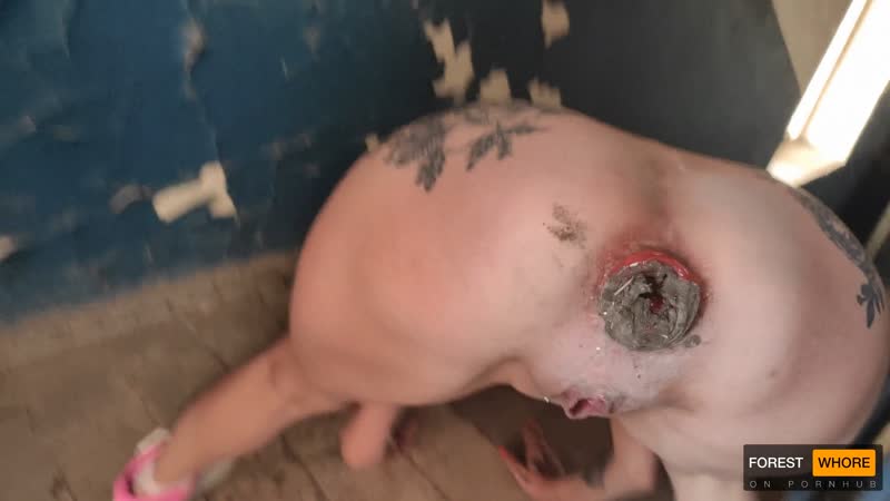 Mete tierra en el culo y come basura, puta del bosque, juego público arriesgado y porno, humillación sucia, amateur, ucrania meando