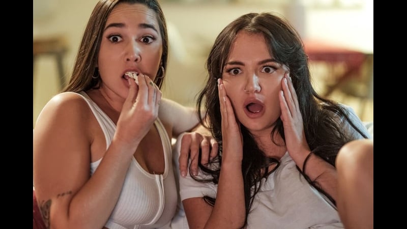 Sorellastre lesbiche 9 scena 3 serata cinema karlee grey, charlotte cross (recitazione vocale automatica)