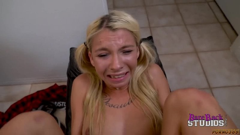 Kenzie Reeves porno hardcore avec sa belle-fille