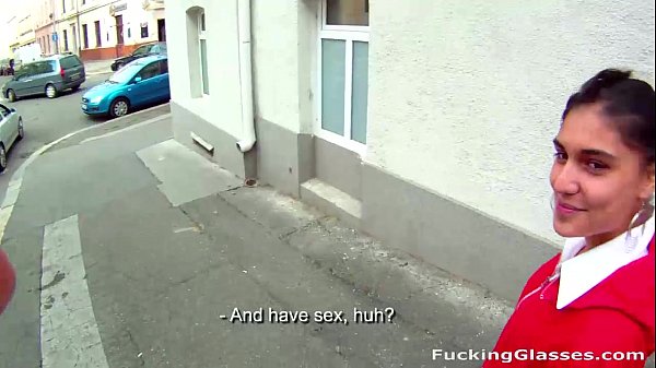 Fucking Glasses - Amala, la mignonne qui s'ennuie, se fait baiser pour de l'argent